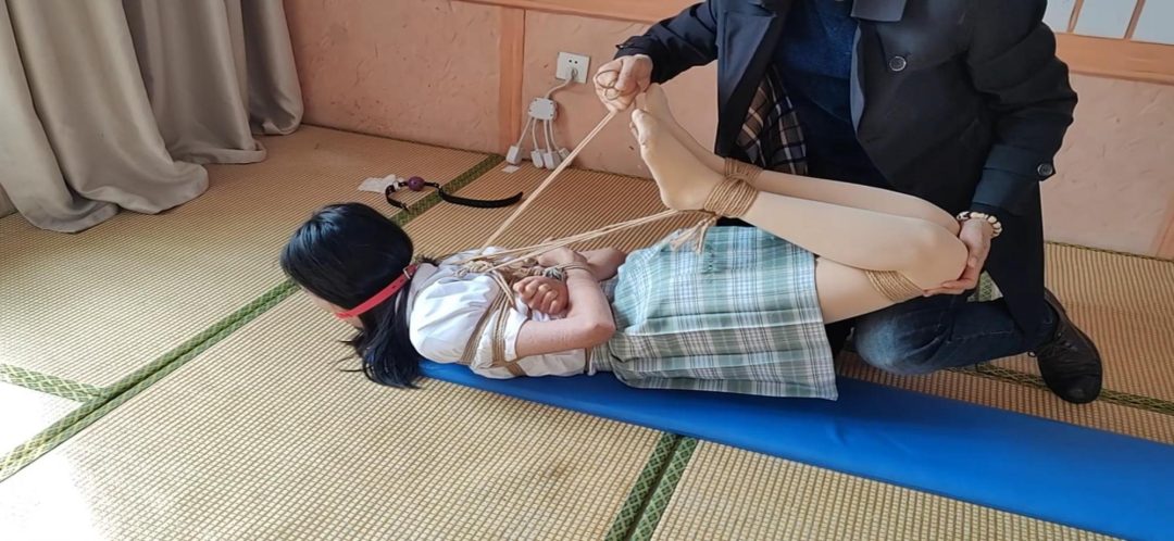 娜娜大号口球堵嘴《日式并腿海老和日式极限驷马放置》及访谈，大号口球撑满嘴，只能任凭口水一直流驷马拉得太紧给娜娜痛得挣吟-8