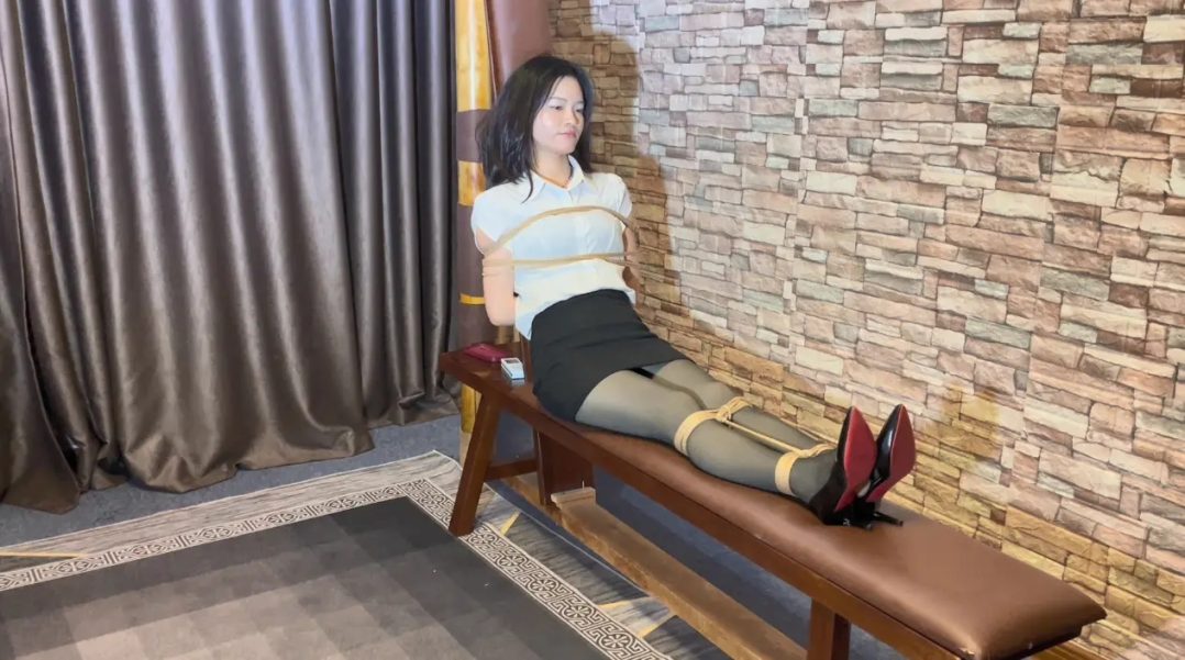 诱导小美女体验老虎凳，TK 皮鞭抽打 导致晕厥-4