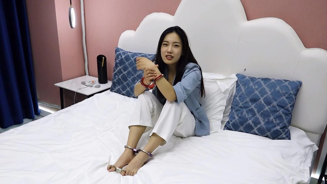 舞蹈生雨蝶讲述戴镣铐挠脚心TK感受1 手铐脚铐脚趾铐 柔韧性很好各种姿势都可 确实是怀旧影苑那个雨蝶哦-1