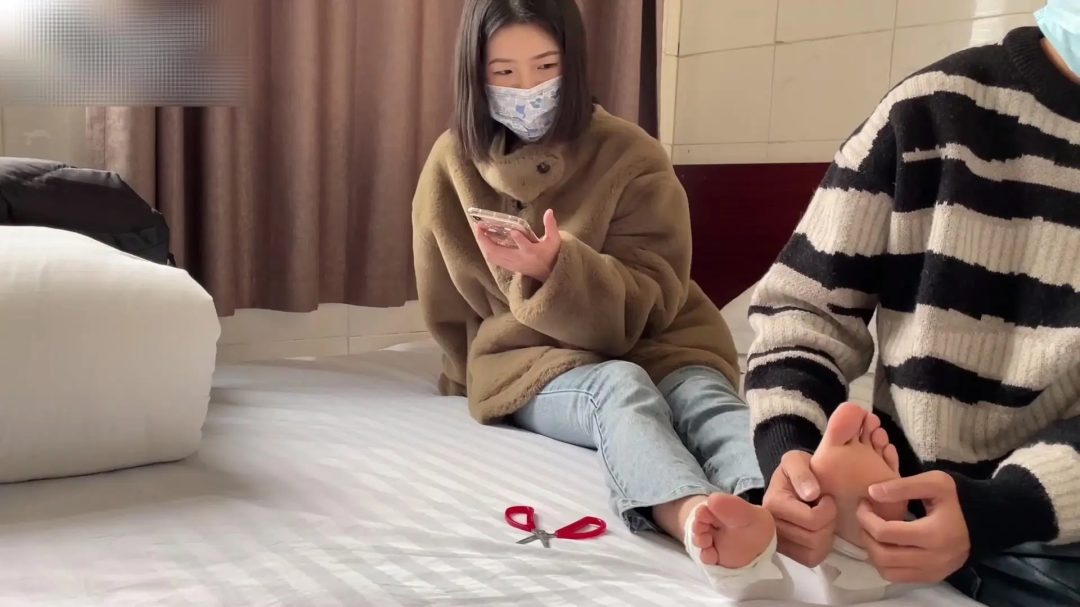 晚秋原创 撕破学妹白棉袜tk嫩脚-4