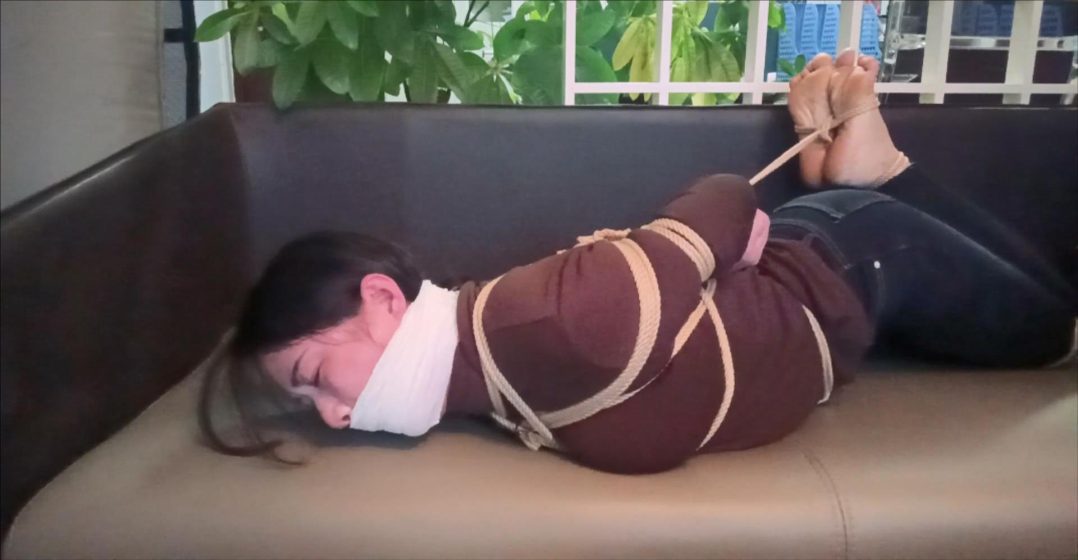 勤劳主妇汐汐的另类兼职第三季，肌肉贴多重缠裹封嘴驷马，咸猪手的痒刑折磨、皮带SP、突然的羞羞小游戏，关于汐汐敏感度的首次深度实验，主妇的反应很完美、很到位，干脆接着再来一波。-1