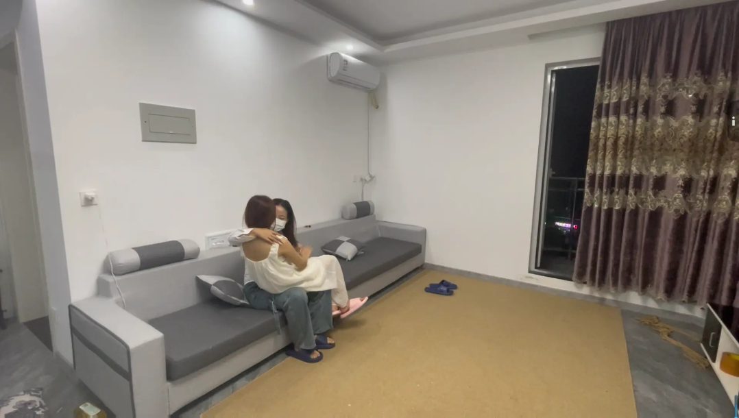 原创 春春帮闺蜜照顾独自在家的妹妹盈盈 女女TJ 舔脚闻脚-1
