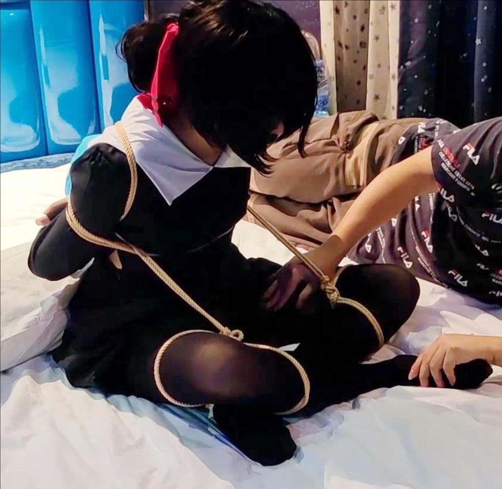 [cosplay]四宫辉夜 ~ 黑丝JK连衣裙 伪娘束缚TK放置-1
