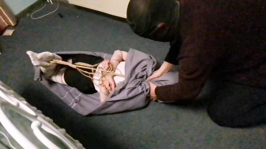 约美女模特彤彤五花驷马放置,时间长了顶不住,想脱缚逃脱,,被发现后直接把她做了.....-7