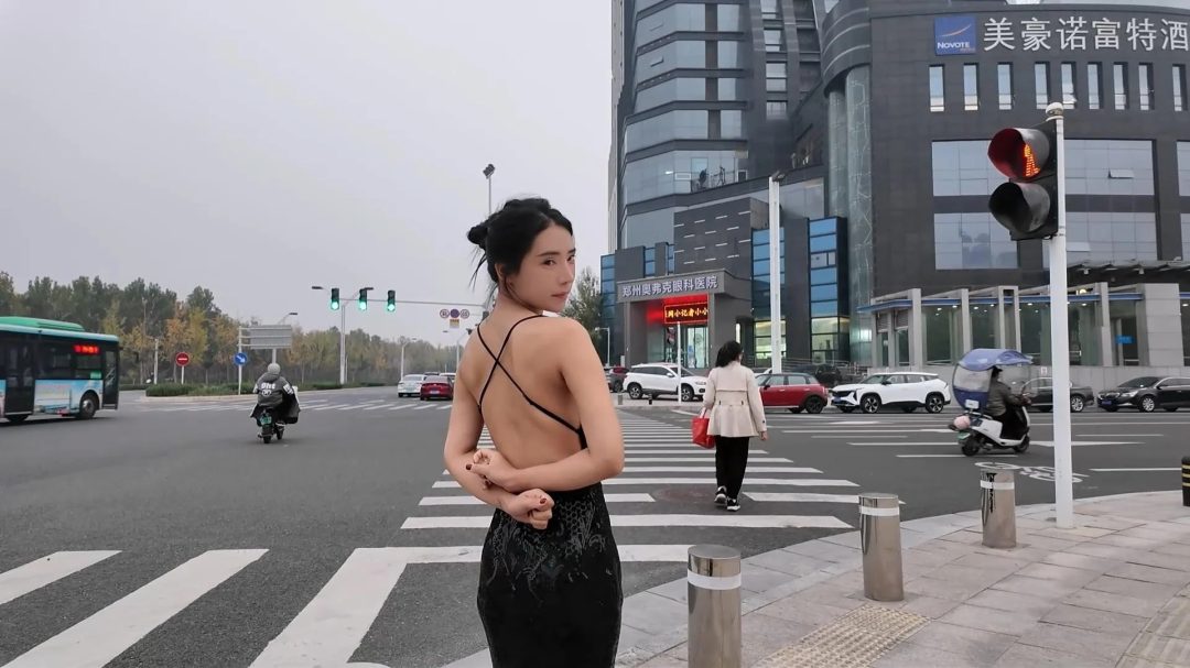 一绳所爱定拍，杨若琳户外散步，真空礼服，大腿紧缚，脚绑绳拷，扎带捆手，口球口水-2