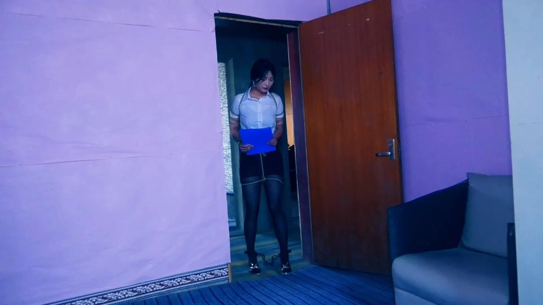 定拍转公映《双花卧底 》 第一集 美女秘书被全天候捆绑锁着工作-7
