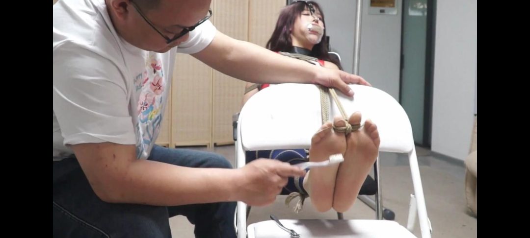 【逍遥订拍】曼妮主演 屈辱的暗夜女侠 椅子缚 疯狂挠脚心 开口器 胸缚D罩美女 鞭打 定身 电击折磨 女奴隶演技炸裂-4 【逍遥订拍】曼妮主演 屈辱的暗夜女侠 椅子缚 疯狂挠脚心 开口器 胸缚D罩美女 鞭打 定身 电击折磨 女奴隶演技炸裂-4