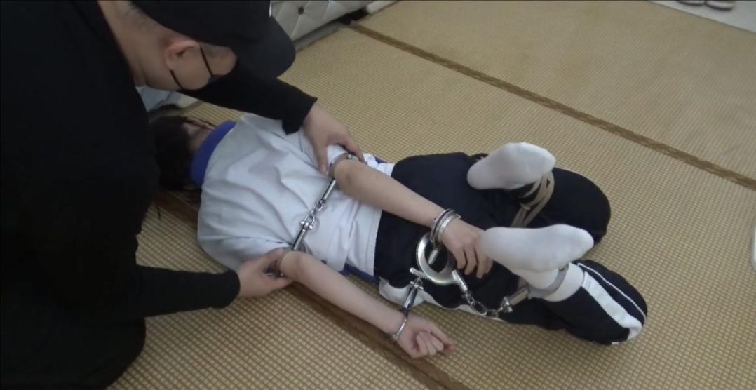 【琳媚】 校服小白袜子女孩被手臂銬 挣扎不开又捏又挠好气人-5