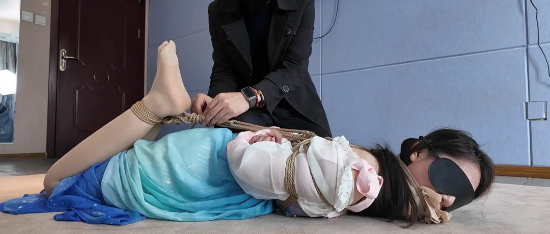 汉服学姐被捆绑带走-8