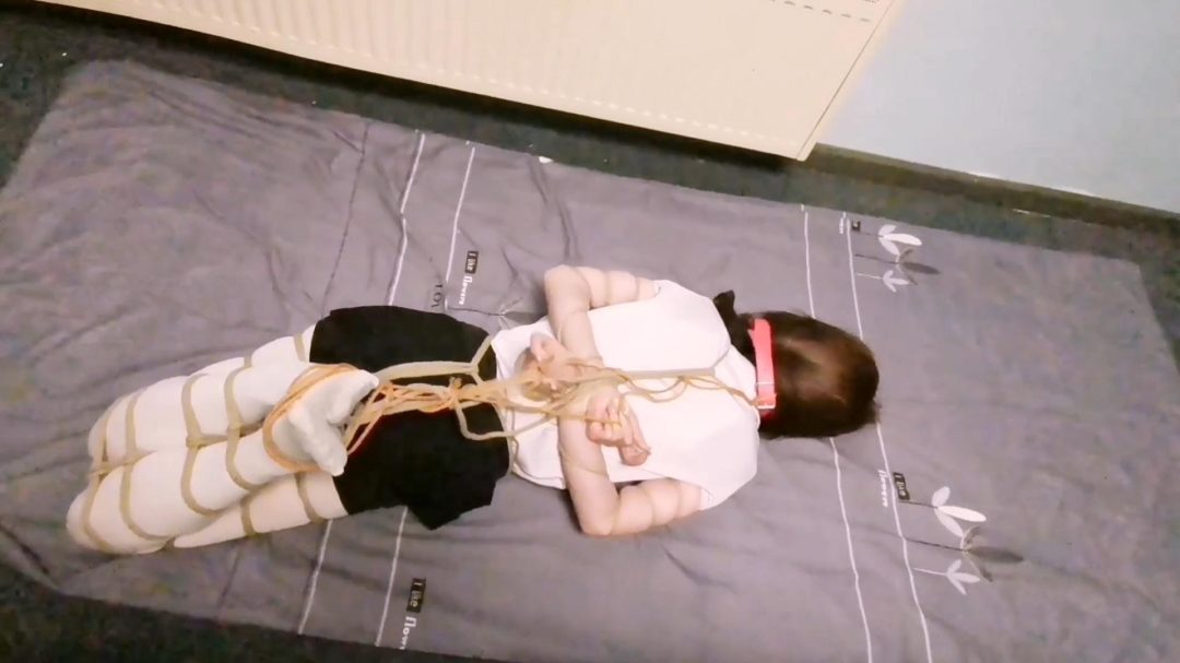 约美女模特彤彤五花驷马放置,时间长了顶不住,想脱缚逃脱,,被发现后直接把她做了.....-8