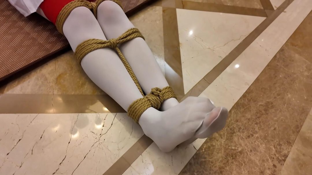 枫叶定拍—《残酷的绑架案》上，雪婉小智遭遇绑架，背靠背连缚高跟鞋扣脸折磨-7