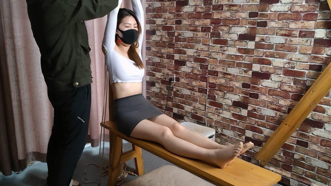随心工作室定拍：艾琳紧缚老虎凳调较 丝袜美足TK-13