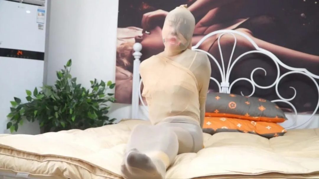 黑丝职业装美女被入室劫匪丝袜全包~！-7