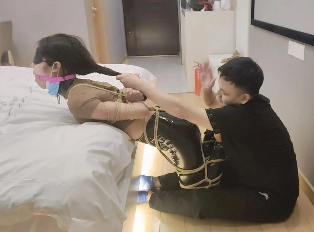 预约比明星漂亮超级女神晓涵酒店捆绑终极TJ过程(晓涵最后一部 三部中必看的一部） 附一张本人头像照片（全程对话 真实体验）-13