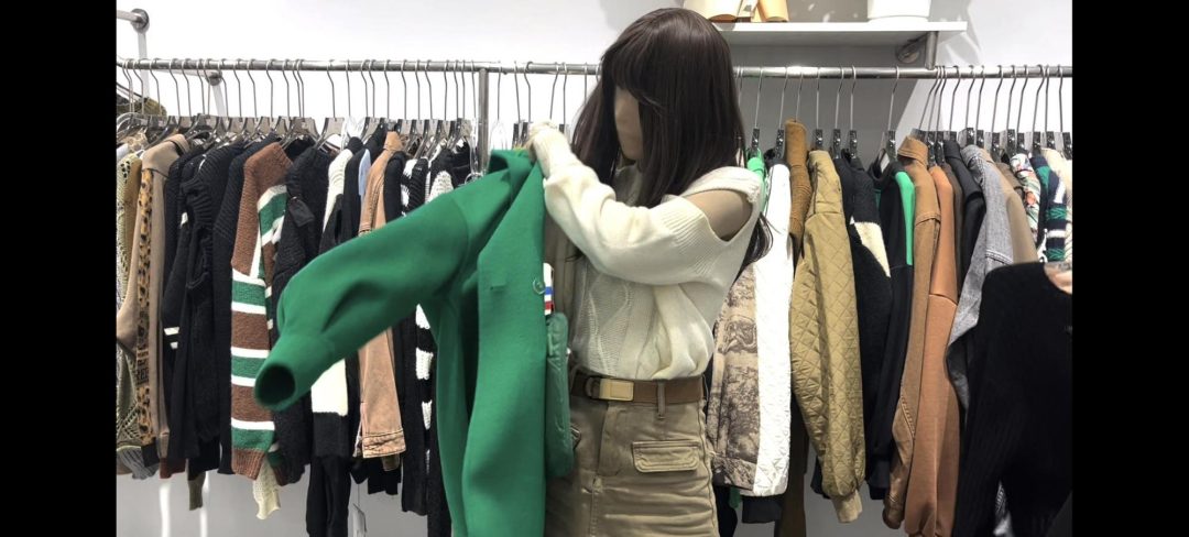 终于敢进商店买衣服啦，售货员小姐姐真的是社牛，搞得小晓都社恐了，最后还去蛋糕店买了第二天的早餐-4