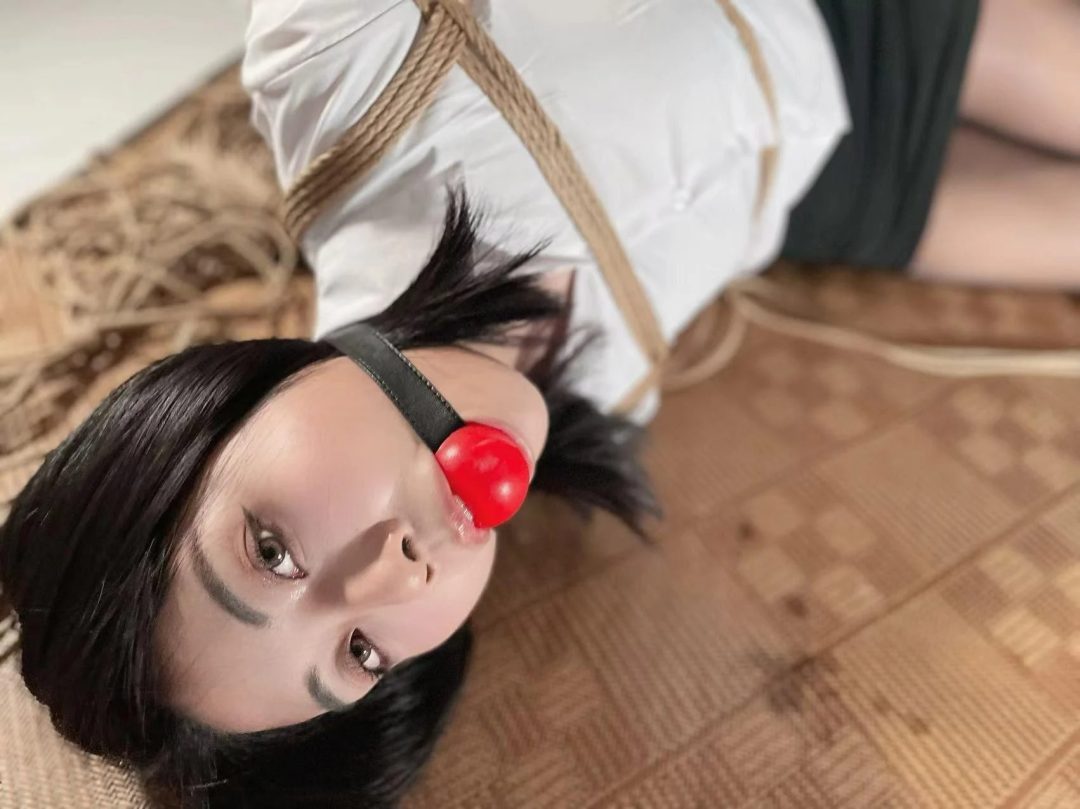 小白大号口球《极限驷马放置》尝试了5CM和欧美尺寸5.5CM超大口球，只能任凭口水流，放置奔溃-1