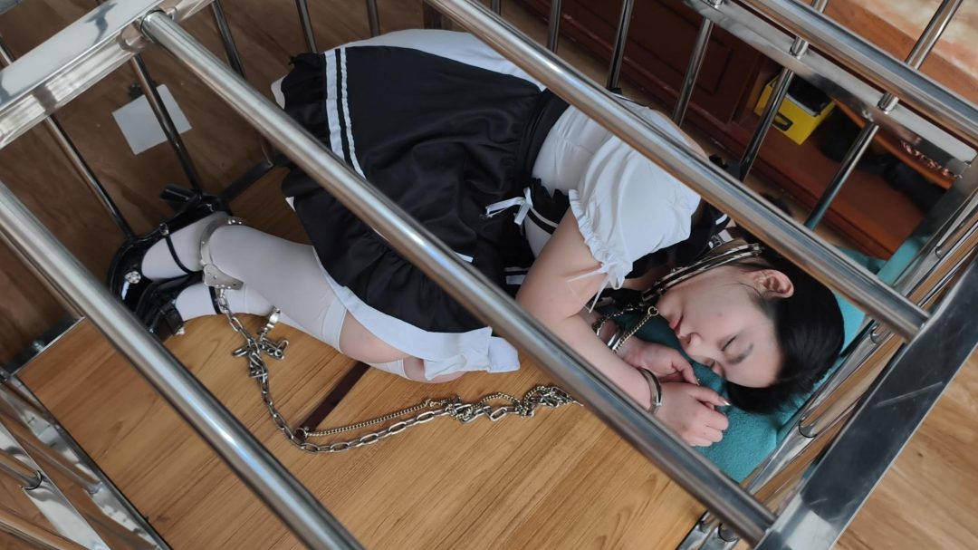 女王把 女孩 放风，爬行，打扫卫生 遭到女王一顿鞭子-9