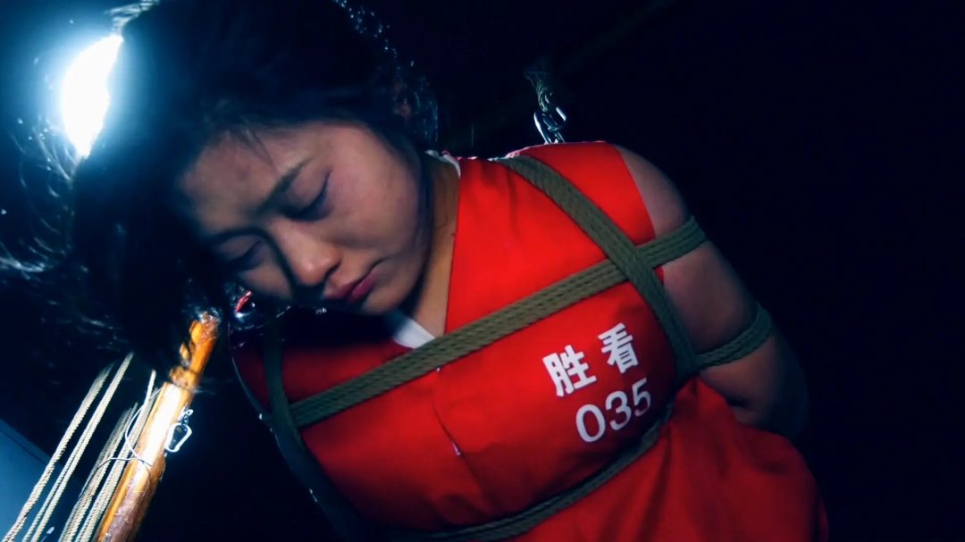 定拍转公映《女囚幻梦》 上集 刘文怡一直有一个做囚犯心思，她在网上搜看找到一个可以体验死囚犯地方，于是她大胆的去联系体验囚犯地方-8