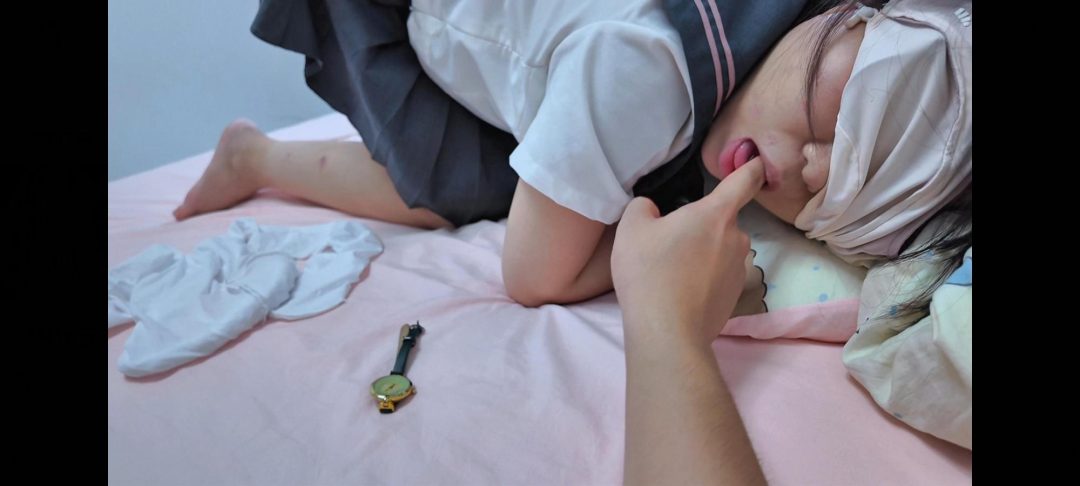 【好梦】定制：少女放学回家遭尾随，强制反复捂晕，脱掉丝袜，各种肆意摆弄身体，最后装进行李箱，高马尾，白丝-3