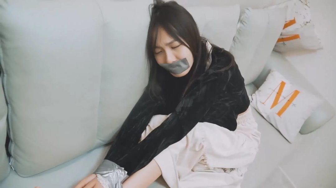 清纯颜值美女集合，2段纯绑2段剧情，胶带封嘴，zentai全包拘束！-4