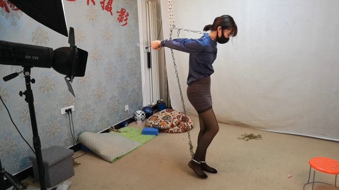 杨蕊 蓝衬衣 黑丝 镣铐女囚-2