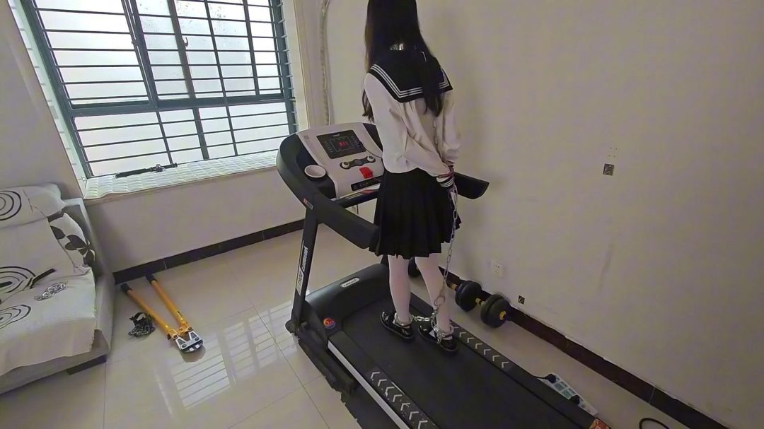 新模特北北展示，168，48kg。体验镣铐拘束跑步机。-3