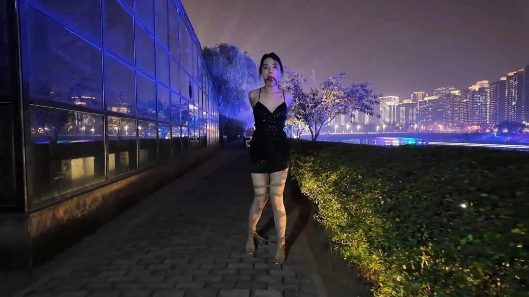 一绳所爱定拍，杨若琳户外散步，真空礼服，大腿紧缚，脚绑绳拷，扎带捆手，口球口水-10