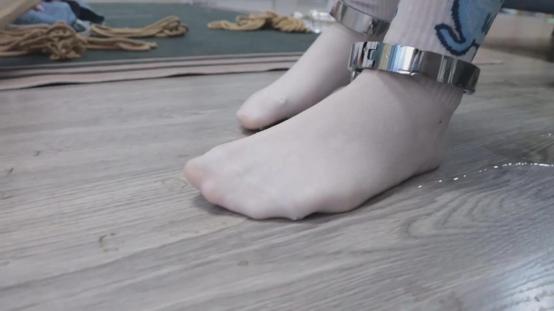 【绝版模特蜚】【得意客定拍】《不良少女改造计划2》原味堵嘴+湿袜游街，木枷加身放置反省！-12