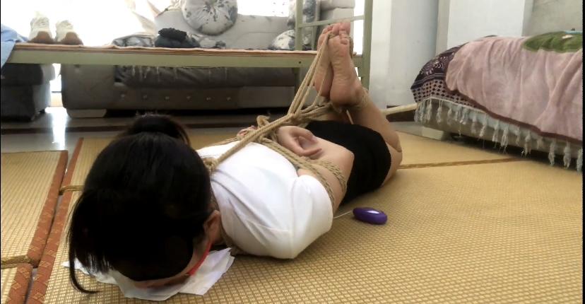 【佳怡】佳怡姐姐在家里看着书，突然间有人敲门，一开门被贼人用刀抵住脖子，贼人命令佳怡跪下，让她自己将td放入胯下，说劫财不劫色但不过要把她捆起来，佳怡无奈只能同意，捆绑之后贼人看佳怡泼有-4