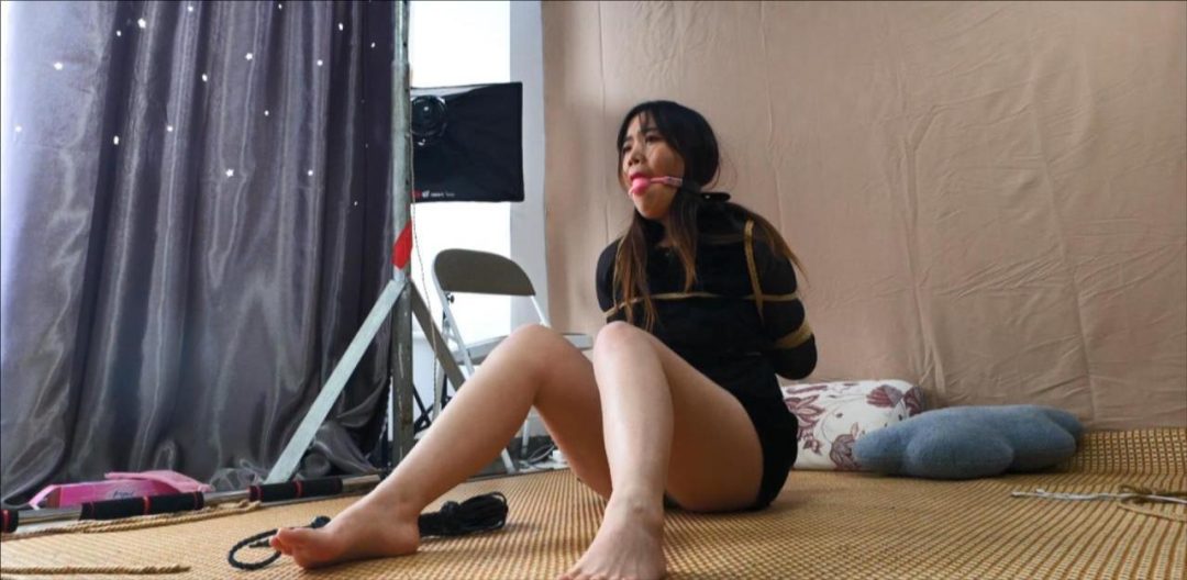 美脚妹子瑶瑶虎年露个脸，后观音、口球口水，TK、鞭足、鞭胸、鞭因，白嫩大腿上的晶莹口水很诱人（瑶瑶最近忙着考研复习，很少过来拍摄了，几次动员之后，终于趁着春节过来拍了一次，也算是帮她放松一下）-4