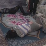 《胶带丝袜包裹两女M》 双女M被黑胶带一道一道捆绑的结结实实，外面又被套上丝袜袋，又被蒙眼堵嘴