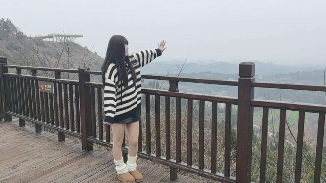 景区打卡拍照留恋 趁着年轻 多拍一点留着以后老了看/偷笑-9