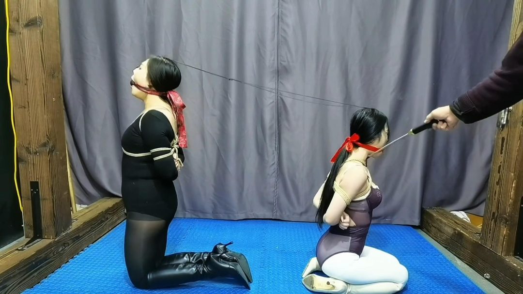 李然欠帐不还，就调教她的女儿,最后母女俩被玩的骚水狂喷,双双瘫焕在地上..-8