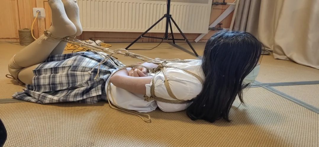 新模舞蹈生桃桃《极限直臂驷马和日式驷马放置》长的很好看，女绳师直臂和驷马绑的非常紧，放置崩溃-9
