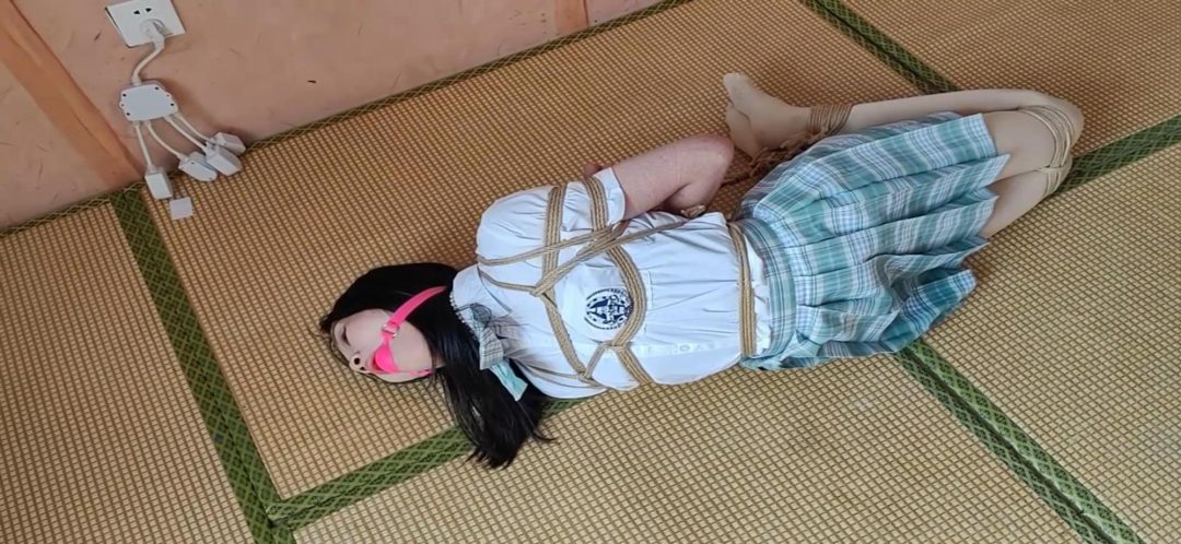 娜娜大号口球堵嘴《日式并腿海老和日式极限驷马放置》及访谈，大号口球撑满嘴，只能任凭口水一直流驷马拉得太紧给娜娜痛得挣吟-10