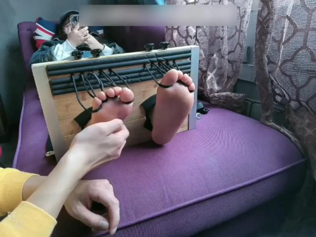 约来姐妹两个先让她们互挠再一起挠她们-4