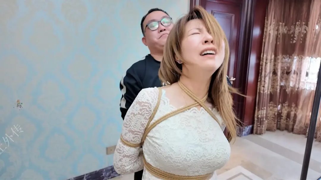 枫叶工作室原创定拍剧情 —《母女劫难》第三集 单亲母女与美女老师绑在椅子上 被房东老王欺凌-9