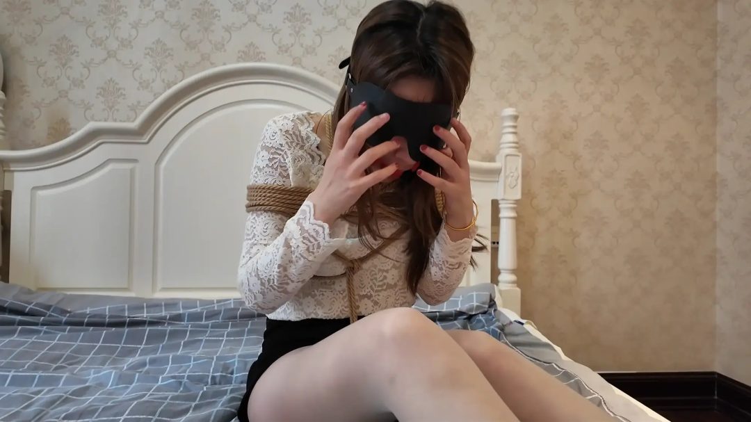 枫叶工作室原创定拍剧情 —《母女劫难》第三集 单亲母女与美女老师绑在椅子上 被房东老王欺凌-7