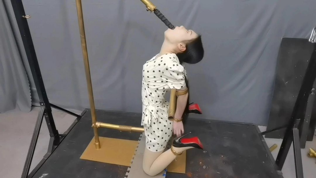 月仙儿挑战各种游戏屡战屡败，今天要挑战这种拘束架强制头部后仰电击游戏，是否可挑战成功...-2