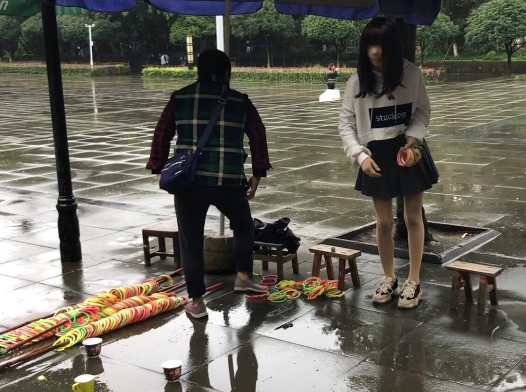 公园套圈，大白天的穿着zentai到公园套圈，没想到雨天还这么多人-3