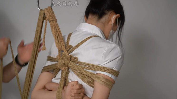 身穿OL御姐装玩“游戏”极度反差，内裤外露“小姐姐”羞耻不已~-6