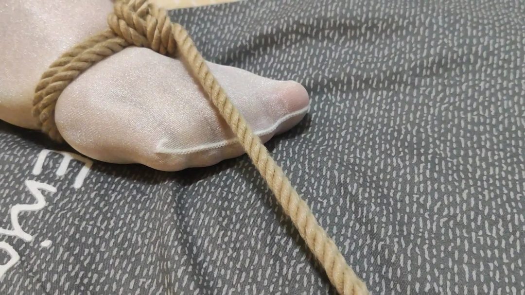 亮白丝体操服捆绑在床上，柳条抽大腿-3