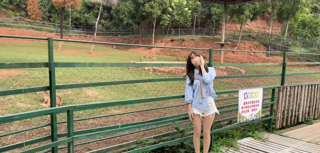 逛动物园因为视线模糊被狮子吓一跳，逗得旁边大姐哈哈大笑，还全包去商店买了汽水-6