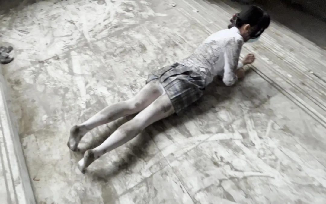 白丝jk妹子地库男厕所打滚浑身弄脏 视觉冲击-8