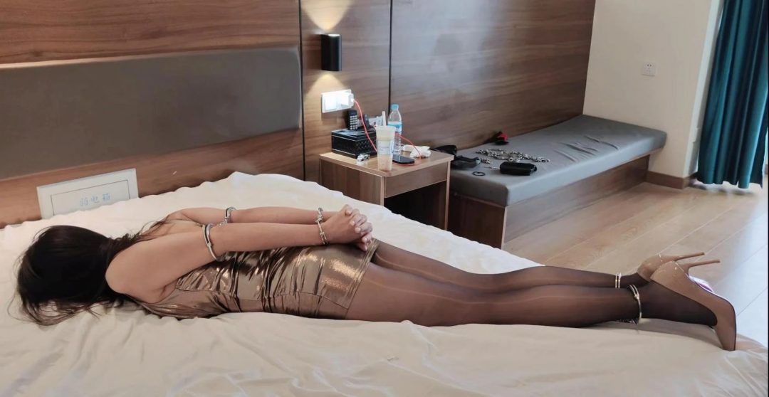 美女穿超性感极限金属细跟过膝长靴吊带裙黑丝口球手铐脚镣口水直流-12