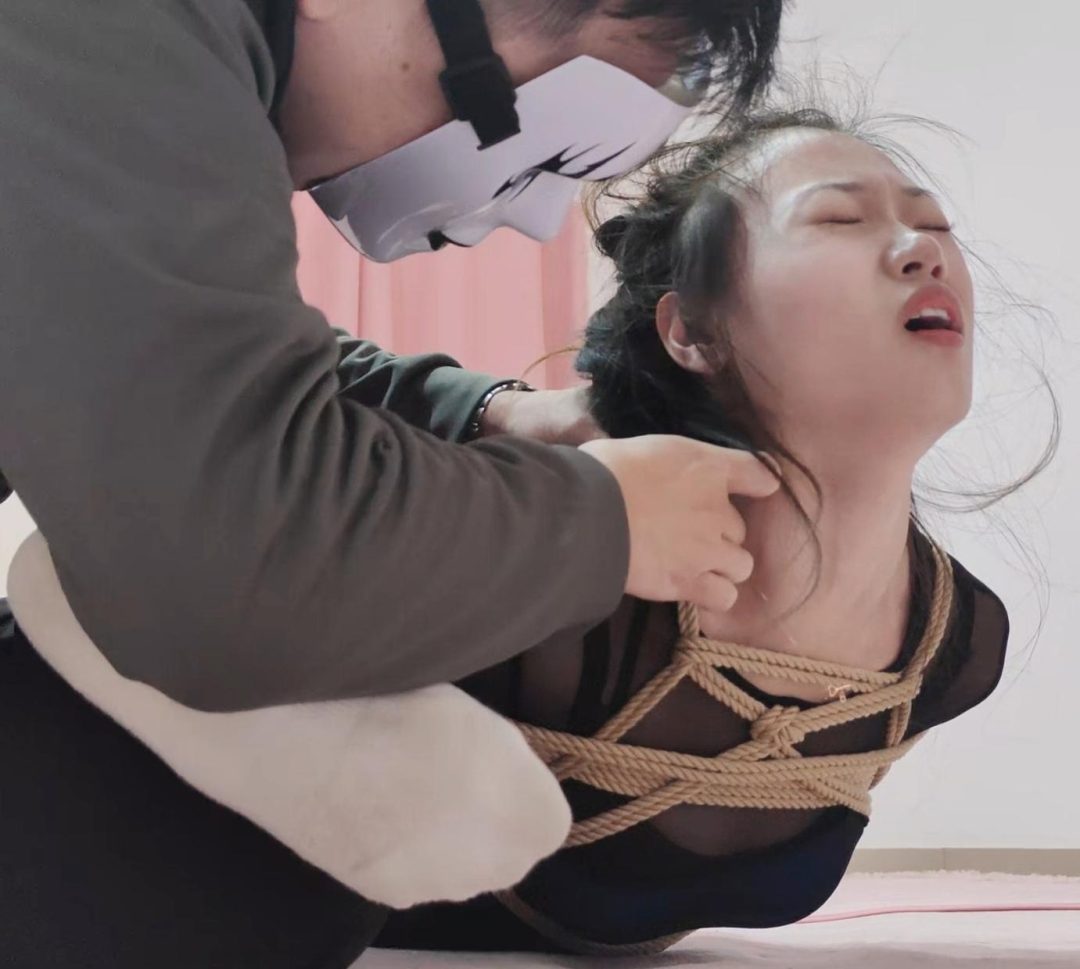 研究生小美女体验被紧缚驷马极限抬头口球堵嘴放置呼吸困难坚持不了痛苦的无助全程对话真实捆绑-3
