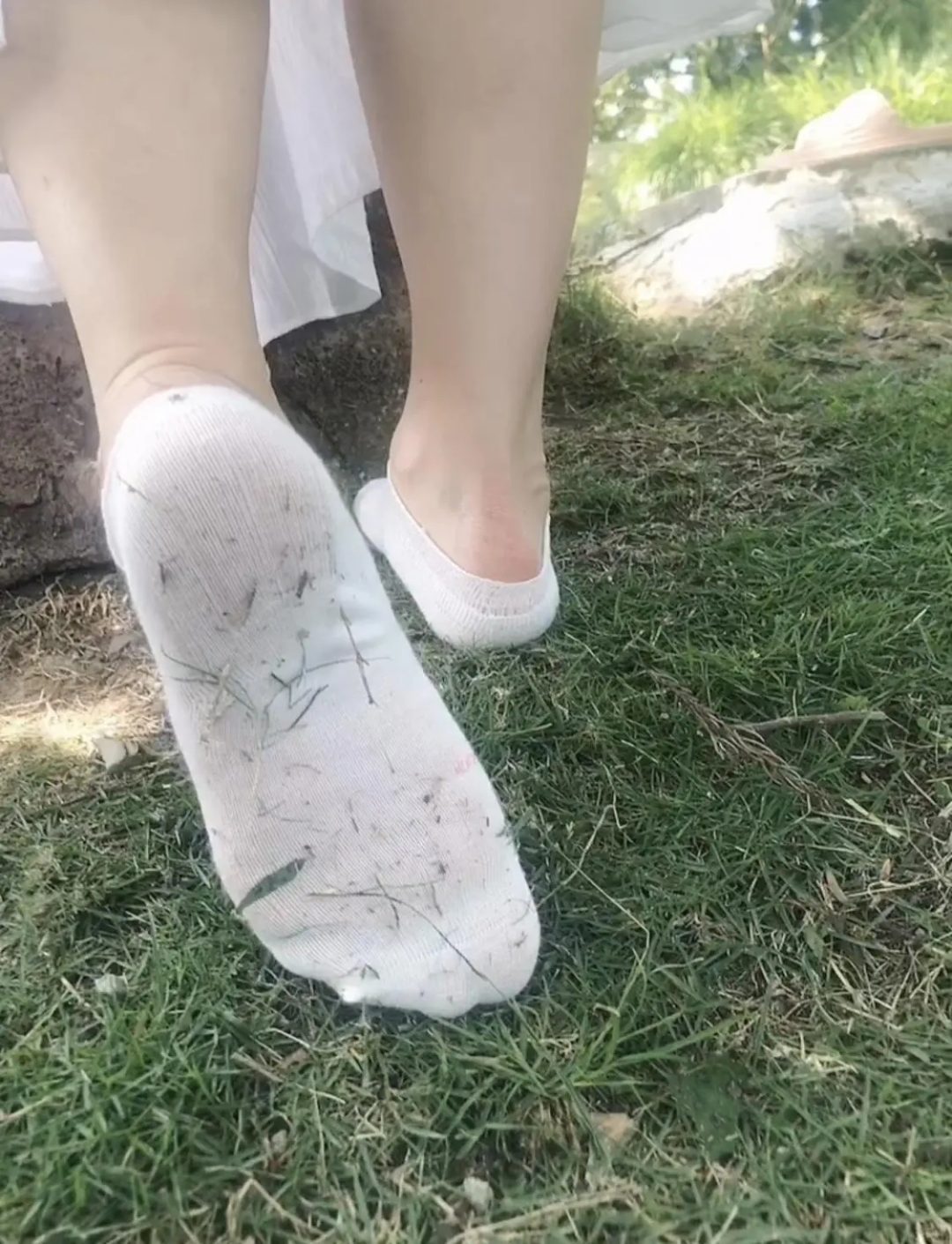 户外拍摄小少妇的原味棉袜小白鞋-2
