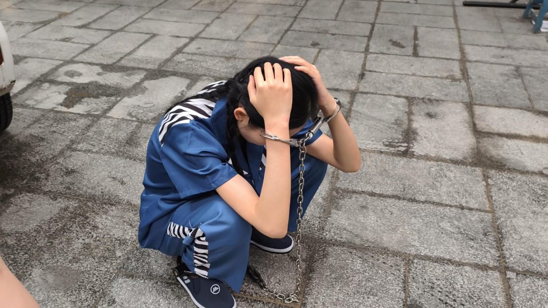 【忘忧社工作室】新模特沈冰（上）女犯沈冰被提审，询问其藏匿作案工具的地点，她称已扔在郊外但记不清具体位置。-8