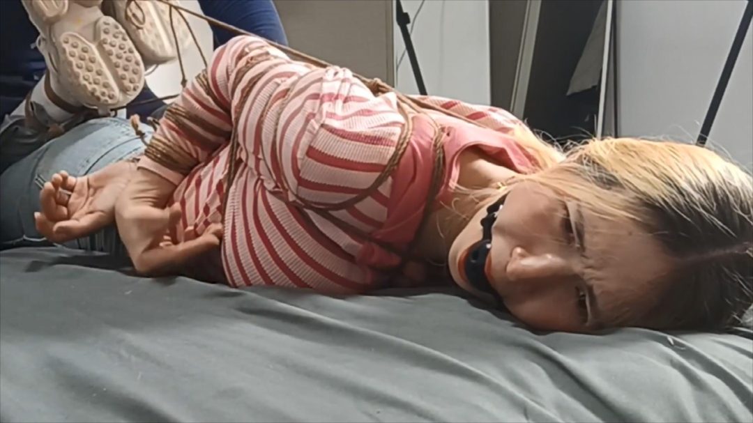 西域美女的绳艺风情，维族新人葡萄试镜第二季，口球驷马酷虐捆绑、痒刑测试，异族韵味的呻吟与闷笑，小蛮腰的诱人律动。一直认为，新人的所有第一次，才是这里真正的魅力所在-3