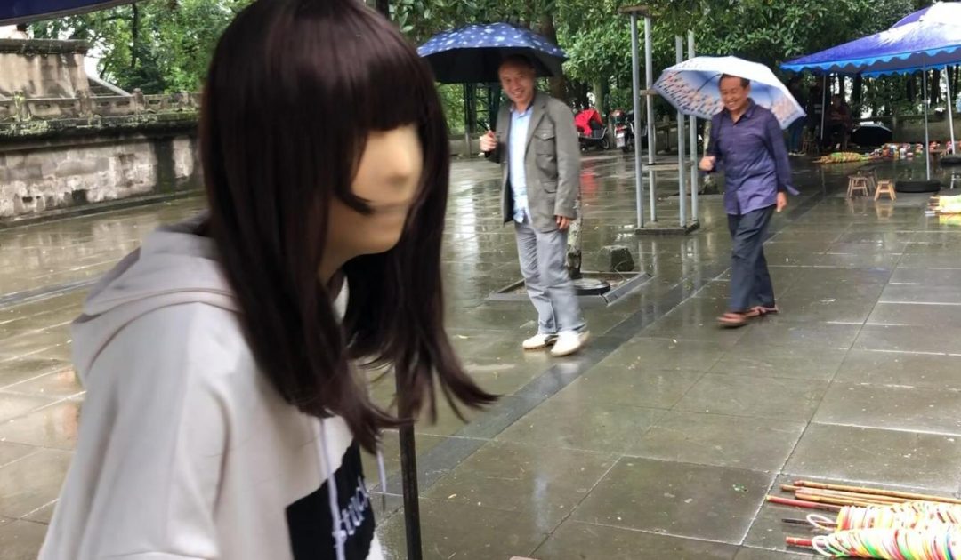 公园套圈，大白天的穿着zentai到公园套圈，没想到雨天还这么多人-2